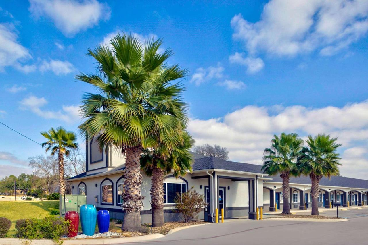 Studio 6-Pleasanton, Tx Hotel Exterior photo