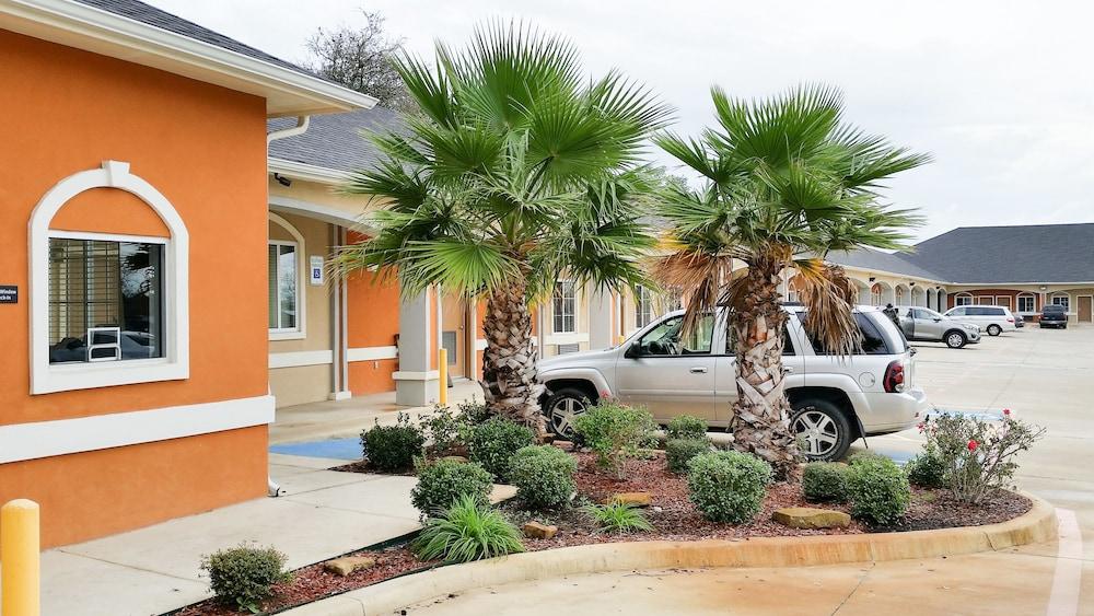 Studio 6-Pleasanton, Tx Hotel Exterior photo